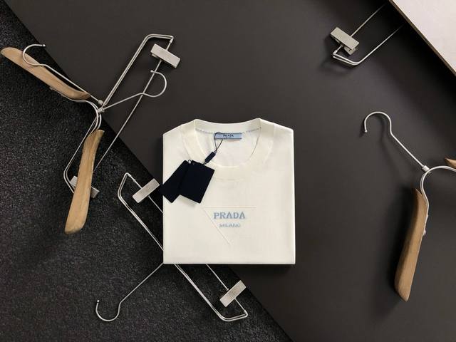 prad*修身版型M-Xxxl 2025秋款顶级进口私货，高端字母刺绣幅伊力特短袖，纯色百搭专柜款时尚不失奢华 品质毋庸置疑 上身效果超赞，奢华官网同款 款式专