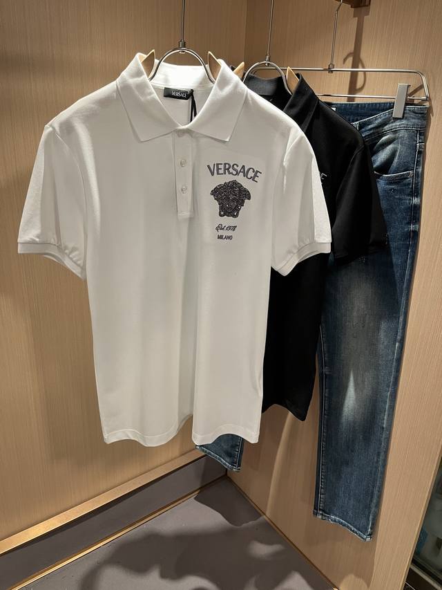 Ver**Ce范*哲 2025春夏新款新品！贸易渠道订单，美杜莎女王刺绣Logo翻领polo衫意大利制作，奢华品质成就时装地位！ 精选客供珠地棉面料，经由印花工