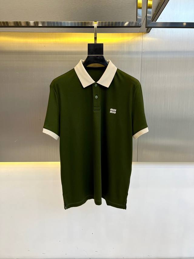 Miumiu缪缪、2025春夏新品发售！男士夏季商务休闲翻领polo短袖T恤，此款为顶级珠地丝光棉面料，透气舒适设计元素非常好看，品牌标识精工刺绣，年度最佳po
