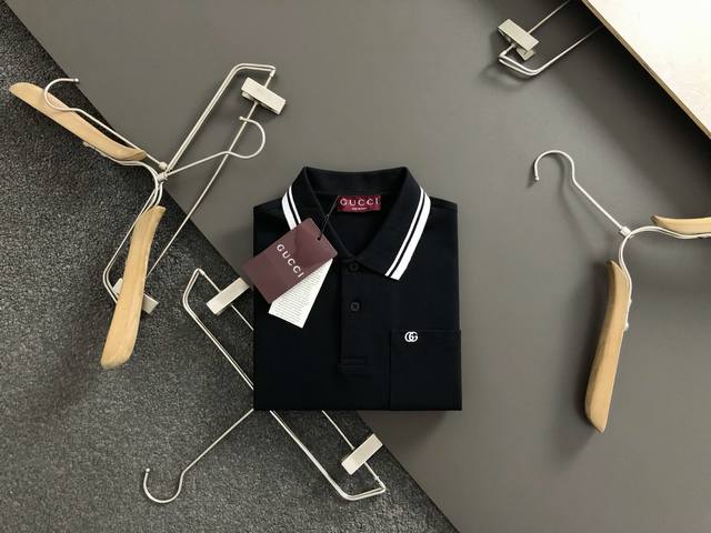Gucc*合身版型M-Xxxl 2025春夏黑色口袋刺绣polo*精致工艺专柜面料，顶级元素融合打造，经典短袖3标齐全，潮男时尚，无论是上身舒适度还是都是无可比