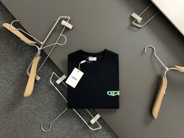 Dir*微宽版型M-Xxxl 25早春最新立体刺绣重磅短袖，高端品质专柜原单圆领短袖，顶级制作工艺进口面料，专柜款独特设计，采用进口高端订制进口丝线手感一流！官