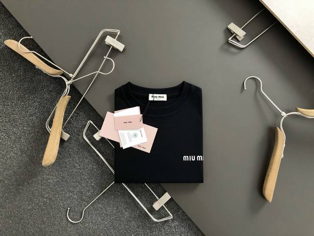Miu*合身版型M-Xxxl 25春夏顶级经典款刺绣工艺重磅短袖，精致工艺专柜面料，顶级元素融合打造，经典短袖3标齐全，潮男时尚，无论是上身舒适度还是都是无可比