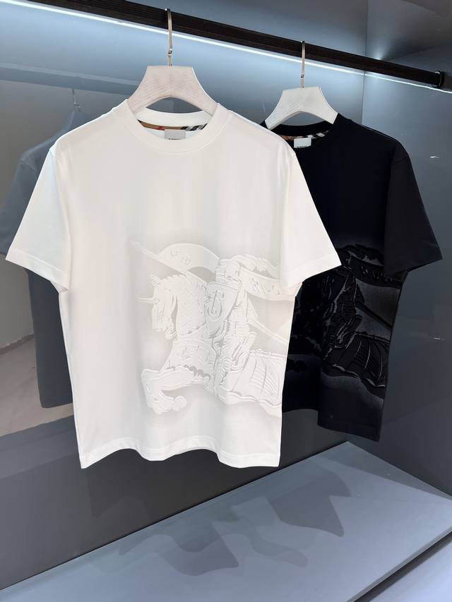 新品 战马经典短袖T恤 来自老牌贸易渠道货品,工艺程度就能说明一切的与众不同. 2025Ssbur*Erry 男士圆领时尚标运动短袖T恤 独有的简约时尚感从不落