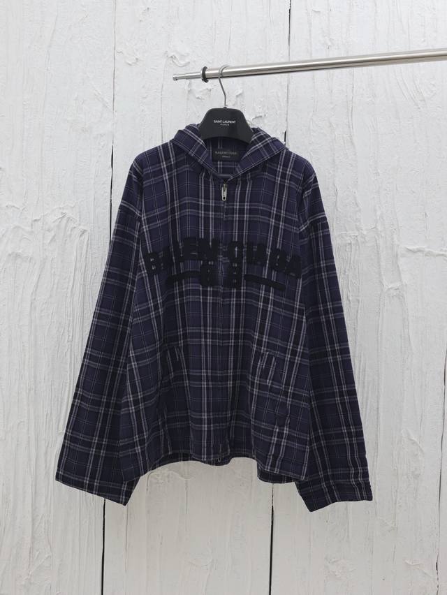 Balenciag* 巴黎Blcg 25早春系列紫格子拉链连帽外套 采用高克重棉质混纺 含微量弹性纤维 ，确保硬挺度与舒适度的平衡。格纹由深紫、炭黑及灰调经纬纱