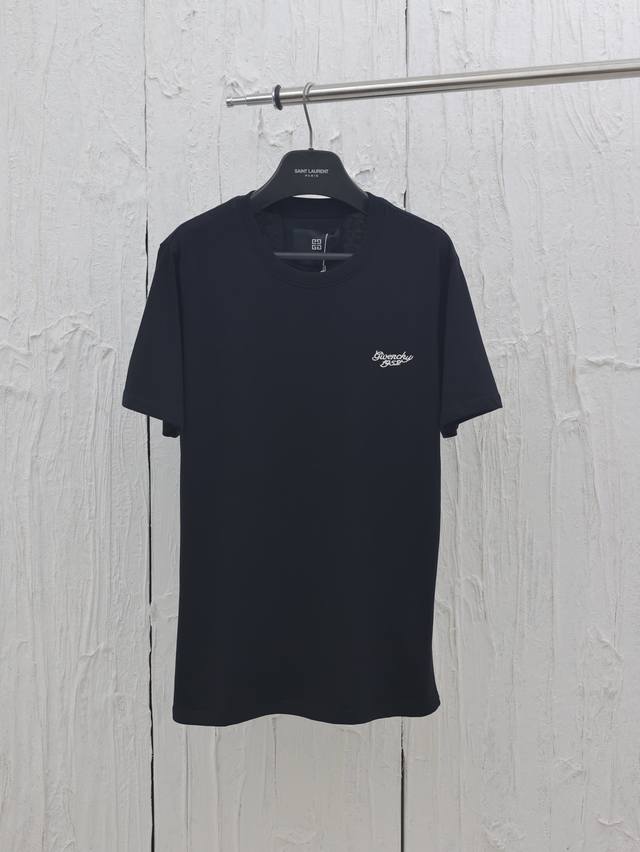 Givench* 纪梵希 25Ss春夏款1952标志刺绣短袖 面料:采用50支双股活性黑170克索罗纳罗纹280克 手感柔软 舒适亲肤胸前展示1952标志刺绣