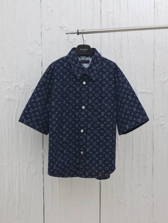 LV* 路易25Ss春夏新款重工款提花牛仔短袖外套 采用深蓝色洗水牛仔面料，定制白珠刻字纽扣 全新设计辅料纽扣细节，直筒剪裁版型设计 满身经典品牌Logo提花效