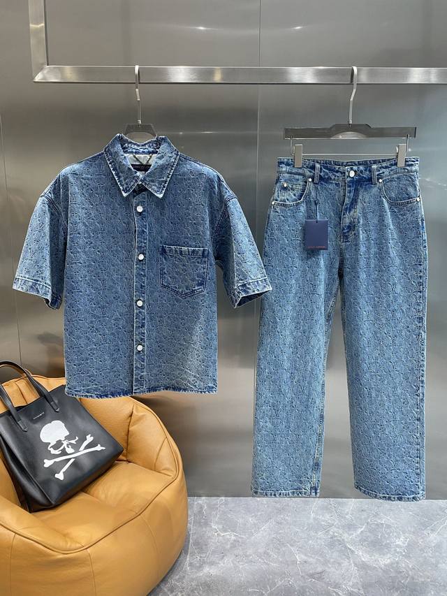 驴家 Lv牛仔套装超绝 短袖牛仔衬衫搭配同款牛仔裤，整体风格超统一。牛仔面料质感满满，上面精致的暗纹图案，低调又不失细节 衬衫宽松的版型，休闲随性，裤子的直筒设