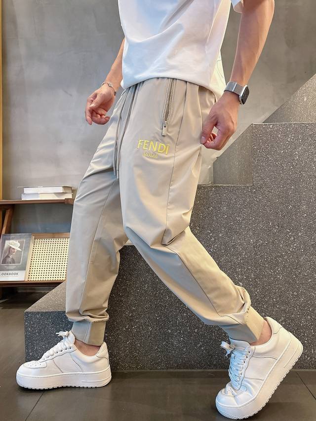 Fd# 2025 天丝锦纶四面弹春夏休闲裤子 美学的焕新诠释,演绎浓郁的格调型时尚风范,细节感和设计感强悍.经典品牌标识做为色彩搭配,演绎经典的品牌时尚,为整体