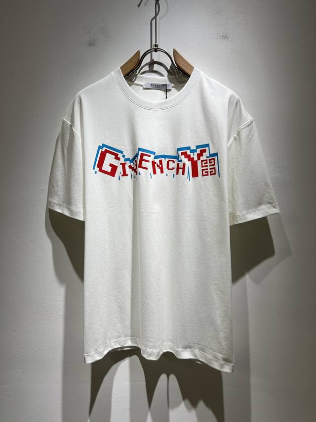 Giv*Chy 纪*希2025春夏新款男女同款短袖T恤，主创时尚注入了全新时尚能量。通过探索各种题材和性感魅力，极具辨识度，引领全新街头时尚潮流。该款是G家独家