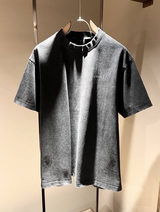 Juun.J2025春夏全新系列单品上线，非常时髦前卫的一款男女同款短袖T恤，标识Logo图案压胶修饰！区别于以往的不同，宣示品牌传承多年的设计理念！其吸睛度完