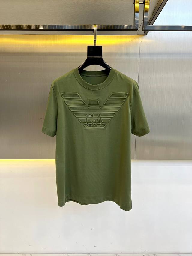 Arm阿玛尼、25S新品男士圆领短袖.搭载绣花飞鹰Logo.品牌字母镶嵌.辨识度颇具鲜明.即丰富了视觉又增加高贵感！订制高端赫本面料.细腻柔软有质感！舒适触感体