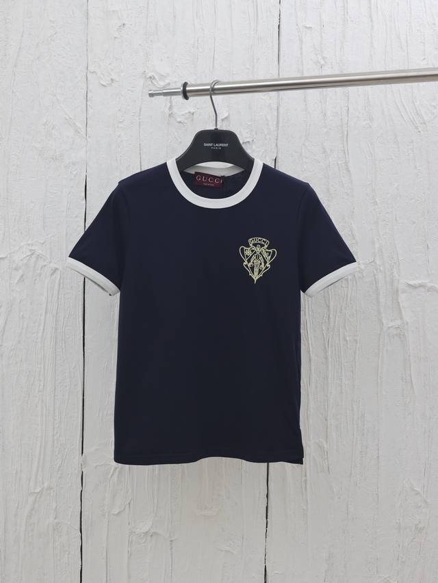 Gucci* 古驰25Ss新款刺绣圆领短袖T恤 定制全棉材质，弹力舒适，质感十足 修身圆领T恤裁剪，凸显品牌格调 材质带有弹力，贴合修身，呈现显瘦视觉效果 领口