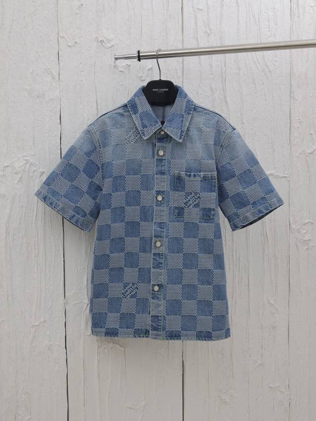 LV 路易25Ss 春夏新款走秀款翻领短袖牛仔外套 全新设计师风格，定制棋盘格纹路牛仔面料 满身现实马赛克像素效果，点缀品牌英文字母提花，刻字白色刻字纽扣，前胸