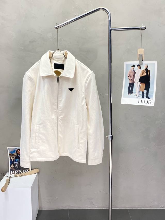 prada普拉达独家专供春秋新款原单男士休闲夹克 高端定制 高版本 时尚百搭爆款原版进口面料 领口衣摆 Logo图案设计 手感超柔软细腻 穿着亲肤舒适 高端精品