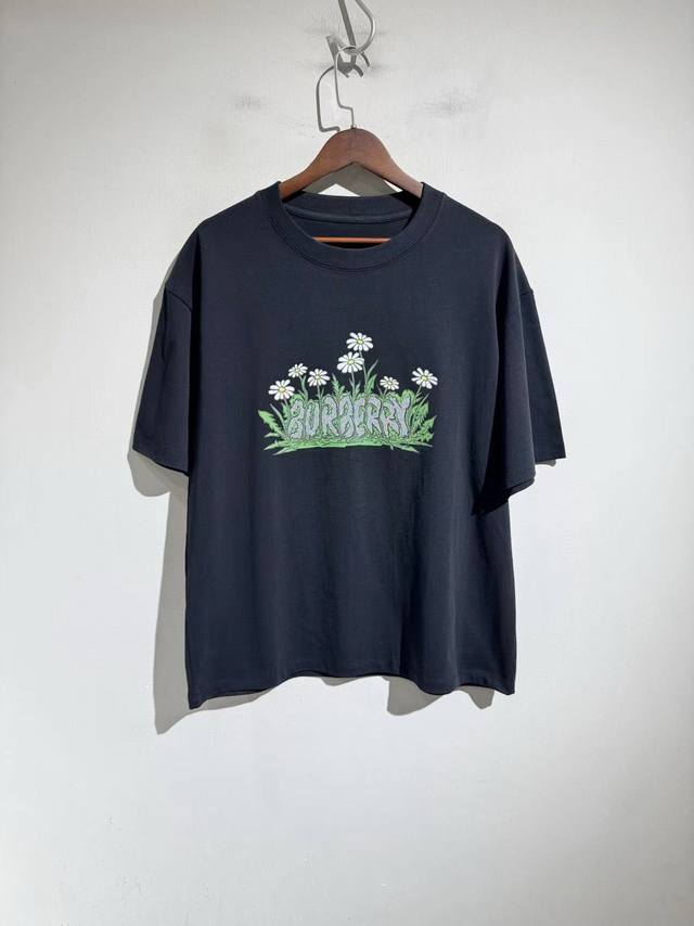 Burberry巴宝莉 花坛搭配珠珠颗粒设计。Bur家国外疯抢款。25款男女同款宽松版型短袖T恤。超好看且超大面积印刷。 最新北美代购订单牛T 设计师品牌 .重