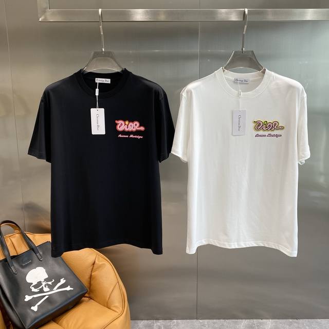 迪家 Dior T恤 黑白双色的俏皮时尚 胸前那俏皮的“Dior”蛇字样，色彩鲜艳又灵动，搭配下方的小字，瞬间为简约的T恤增添了活泼氛围 面料柔软亲肤，穿着舒适
