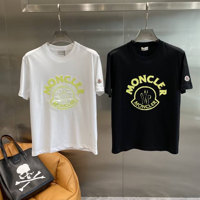 蒙家 蒙口T恤 黄黑与白的亮眼碰撞 大大的荧光黄“Moncler”标识，搭配标志性的品牌图案，在黑白底色的衬托下格外醒目，瞬间成为视觉焦点。袖子上小小的品牌徽章