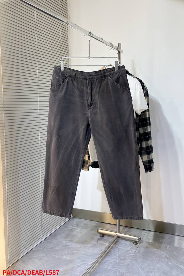 L587 pa prada 三角形皮革长裤定制雅韵黑密织牛仔料 温润如棉 舒适贴肤 复古做旧三角皮革徽标点缀 以洗水复古渐变色为升华 增添一抹复古的韵味 简约设