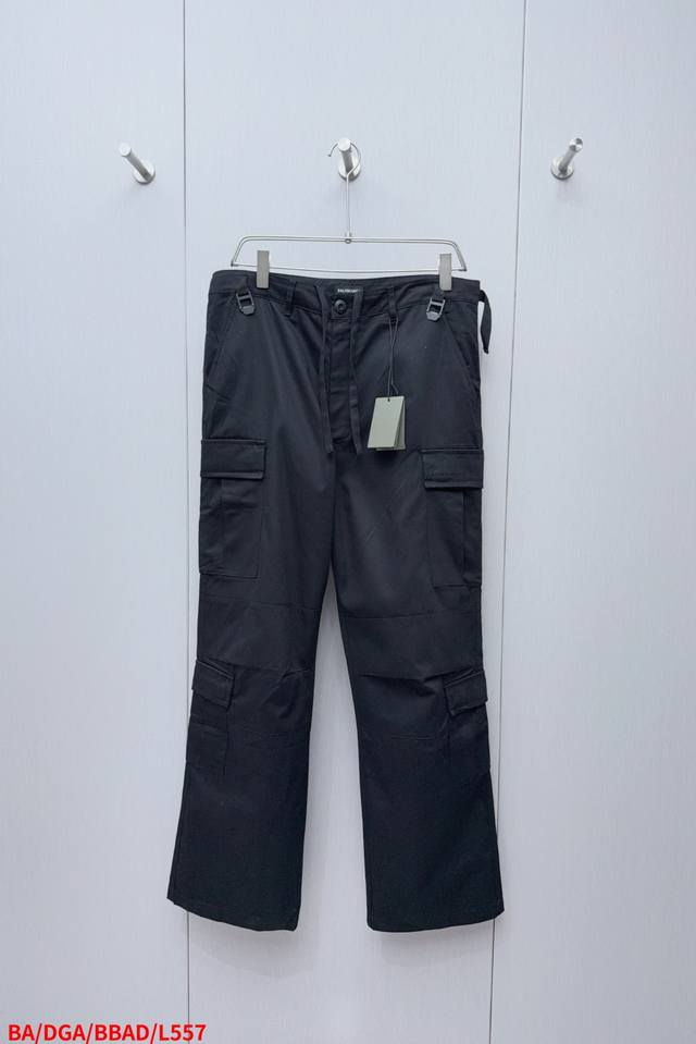 L557 Ba巴黎世家 字母刺绣口袋工装裤，定制密纹厚织梭雅绸 以黑色为基底 赋予这款工装裤无与伦比的百搭魅力右腿饰以标识刺绣 增添品牌辨识度 八个口袋巧妙分布