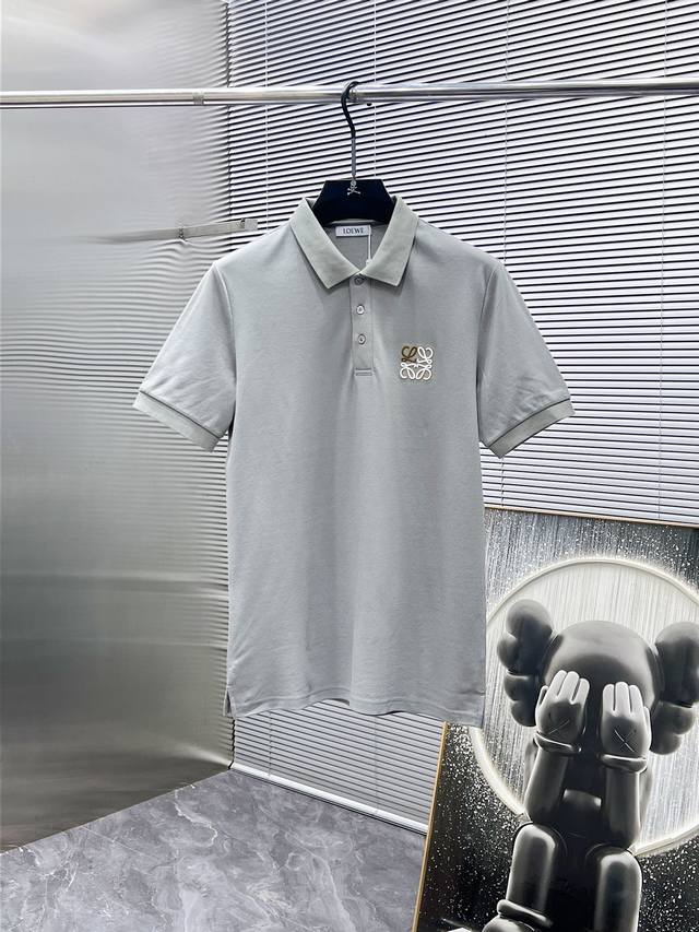 罗意威 Loewe 2025Ss夏季新款 翻领短袖T恤 polo衫，高端版本！专柜定制面料 透气舒适度高，细节无可挑剔，品牌元素设计理念，体现高品质。手感细腻柔