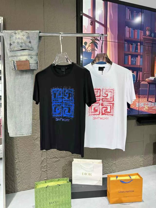 Givench*Y 纪梵*希 2025 春夏新款男士短袖T恤！高端潮物，众星追捧时尚款！各大明星网红人手一件的出街单品。高级定制丝光棉面料，手感细腻柔软，上身挺