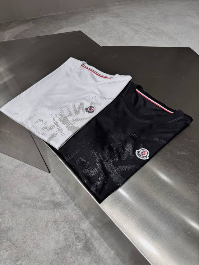 品牌：Monc*Er蒙*口 价格p： 颜色：白色 黑色 尺码：M-3Xl 介绍；2025春夏新款男士短袖T恤，都市休闲风格，极具设计感的一款单品，顶级外商客供定