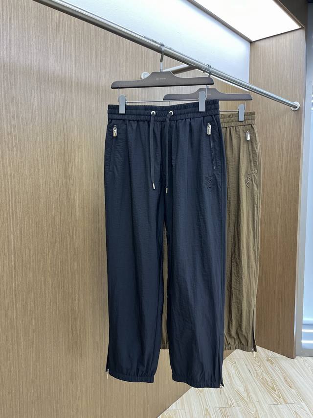 Bbr 2540 春夏休闲裤子 美学的焕新诠释,演绎浓郁的格调型时尚风范,细节感和设计感强悍.经典品牌标识做为色彩搭配,演绎经典的品牌时尚,为整体造型增光添彩.