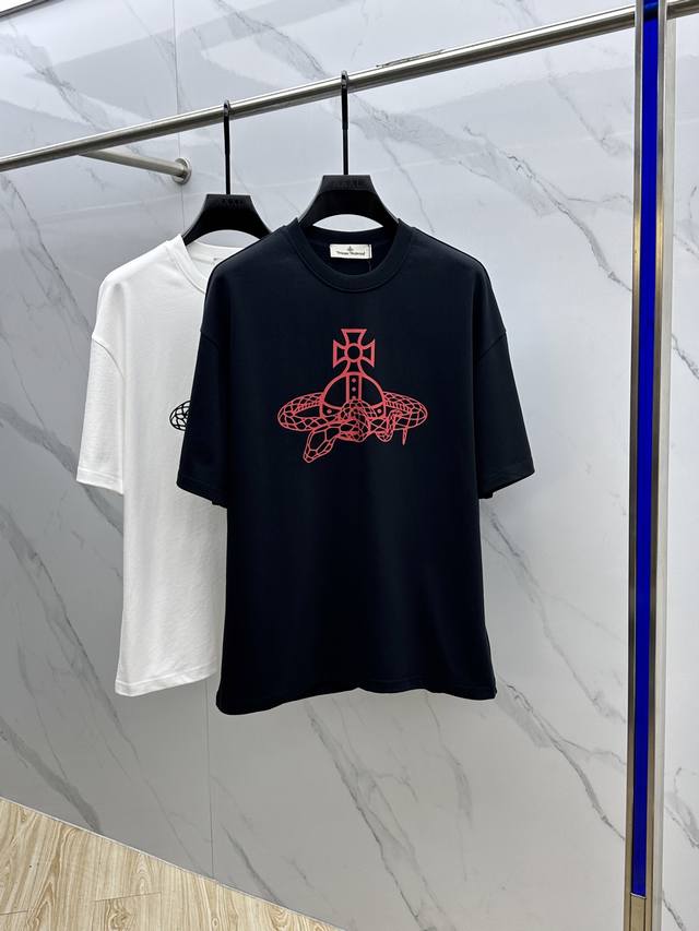 Vivienne*西太后 2025Fw春夏新品圆领打底外穿T恤，立体感Logo微廓形半袖，活性纯棉打底T恤，棉，手感面糯有骨感，柔而有韧性。工艺处理，韧性和抗皱