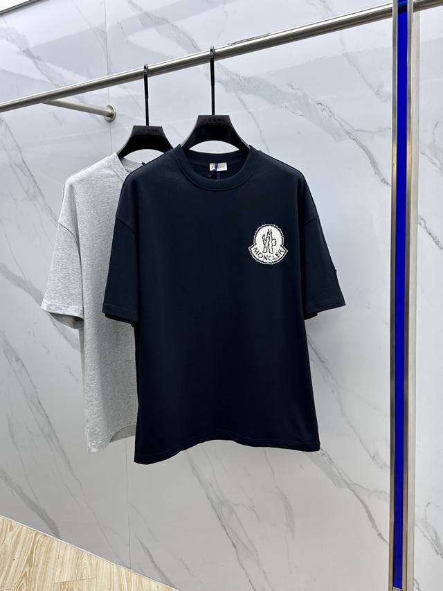 Moncler*蒙口 2025Fw春夏新品圆领打底外穿T恤，立体感Logo微廓形半袖，活性纯棉打底T恤，棉，手感面糯有骨感，柔而有韧性。工艺处理，韧性和抗皱性能