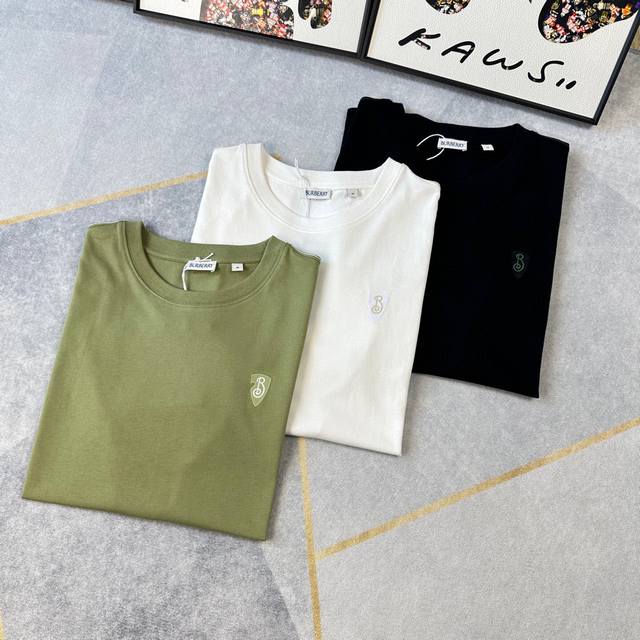 博柏利Burberry25Ss 刺绣徽标棉质男装 T 恤短袖 圆领T恤衫，选用平织棉面料打造，融入典藏马术骑士图案和盾牌图案。 T恤衫，选用平织棉面料打造，呈现