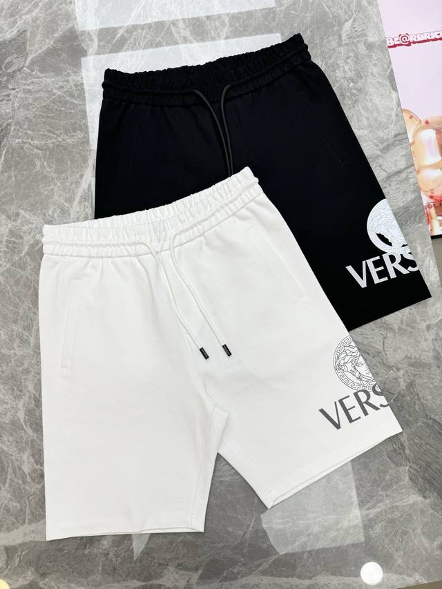 Versac*美杜莎25S夏季新款五分短裤！爆款推荐！侧身完美Versace搭配美度莎图形印花设计，完美的丰富大家的视觉感！时尚又好看！常规版型效果超赞！而且透
