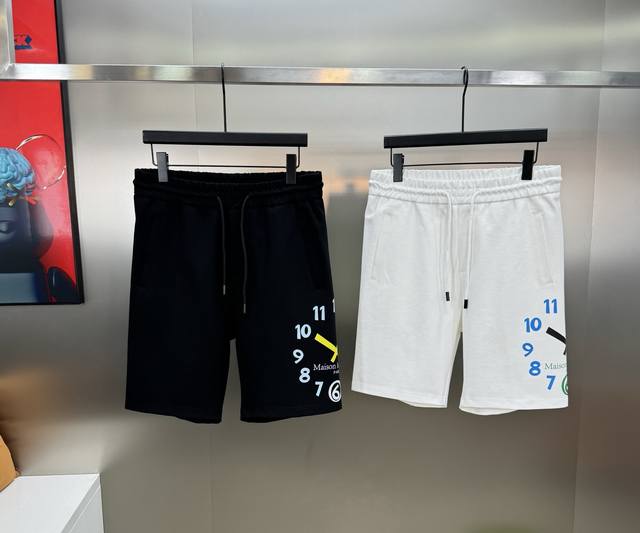 Maisonmargela马吉拉25S夏季新款字母百慕大运动休闲短裤，极具品牌代表性的王牌短裤！时间印花设计.无疑是最最值得人手的单品.面料采用高端锦棉面料.紧
