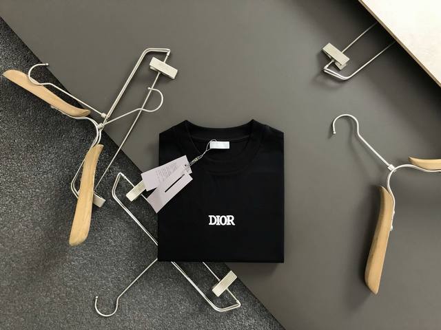 Dir**合身版型M-Xxxl 25春夏顶级黑色刺绣经典短袖，精致工艺专柜面料，顶级元素融合打造，经典短袖3标齐全，潮男时尚，无论是上身舒适度还是都是无可比拟的