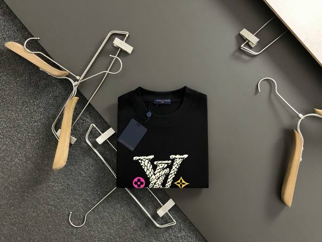 L牌*合身版型S-Xxl 25早春最新立体印花重磅短袖，高端品质专柜原单圆领短袖，顶级制作工艺进口面料，专柜款独特设计，采用进口高端订制进口丝线手感一流！官网在