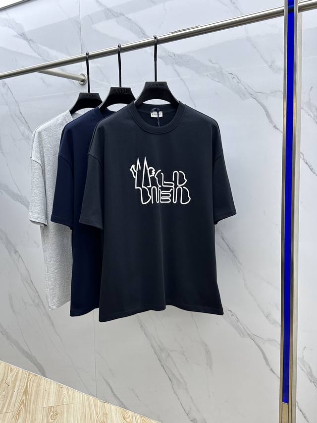 Moncler*蒙口 2025Fw春夏新品圆领打底外穿T恤，立体感Logo微廓形半袖，活性纯棉打底T恤，棉，手感面糯有骨感，柔而有韧性。工艺处理，韧性和抗皱性能