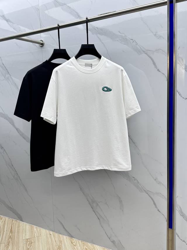 Dior*迪奥 2025Fw春夏新品圆领打底外穿T恤，立体感Logo微廓形半袖纯棉打底，手感面糯有骨感，柔而有韧性。工艺处理，韧性和抗皱性能得到大幅度提高。微廓