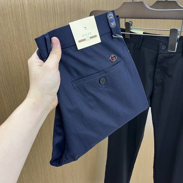 Guc 2540Ss春夏新品，官网同步有售，男士高端商务休闲西裤，高端进口面料，带弹力，后面采用硅胶字母压胶，五搭配，即经典又时尚，合体裁缝，上身效果无约束感