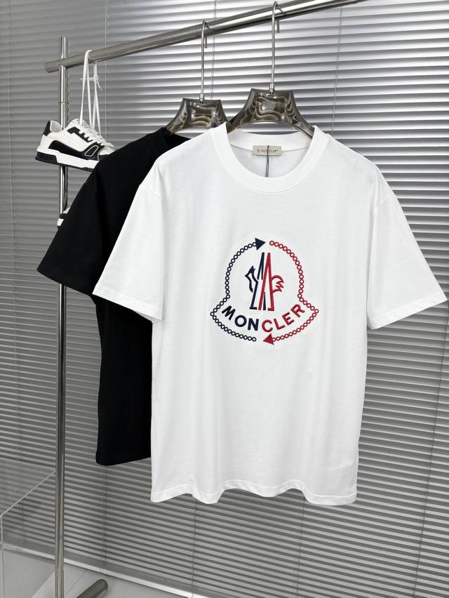 夏季新品，全新工艺，高定面料 玉蚕丝般的丝滑 时尚经典圆领短袖时尚单品设计，更加时尚舒适，高标准定制，上身非常有型，客供辅料，客供进口高档面料质感非常细腻，细节