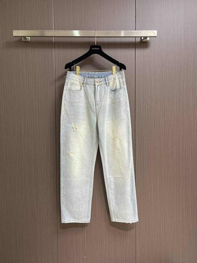 Dior 2025Ss新款工装牛仔裤，展示 Oblique 刺绣，以休闲剪裁重新演绎工装风格。采用棉质牛仔布精心制作，饰以经典Logo刺绣，彰显优雅气质。可与配