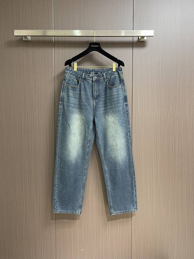 Bv 早春新款男款小直筒牛仔裤 特殊天丝混纺面料牛仔长裤 高端时尚休闲牛仔裤 简约时尚的三维裁剪，后腰饰有皮革编织工艺独特，厚度刚好满足春夏季节穿搭需求 轻薄具