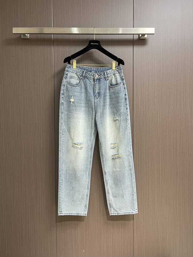 Moncler 新款牛仔裤，超级百搭、殿堂级的牛仔裤，采用丹宁牛仔布，通过环保洗水工艺使面料变得柔软，面料微弹，舒适度更高，内里包边，刻字五金纽扣、皮牌、织麦辅