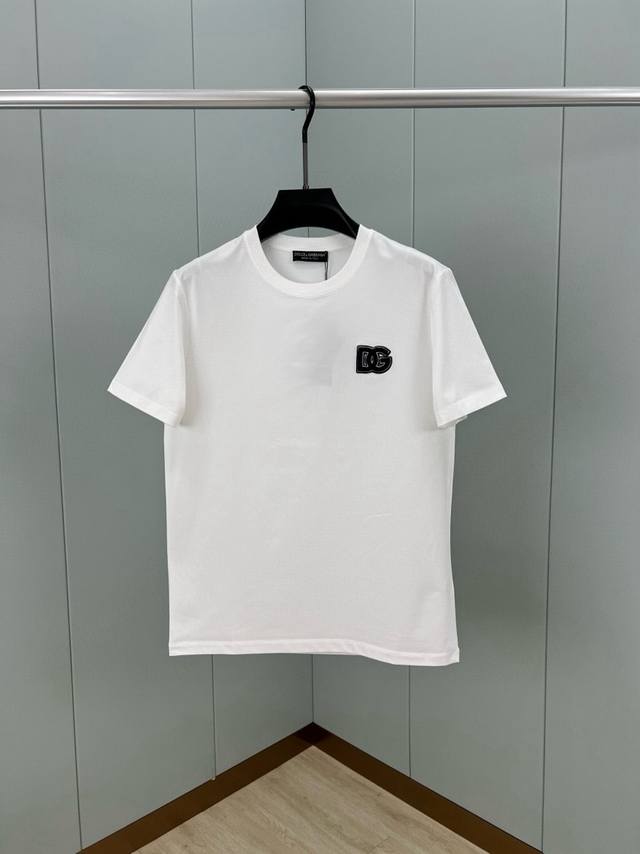 Dolce&Gabbana 25春夏新品Dg刺绣标识圆领短袖T恤，衣橱典范单品演绎品牌标志性风格，为男士衣橱注入新意。采用定制80支双股丝光棉面料；黑色 白色