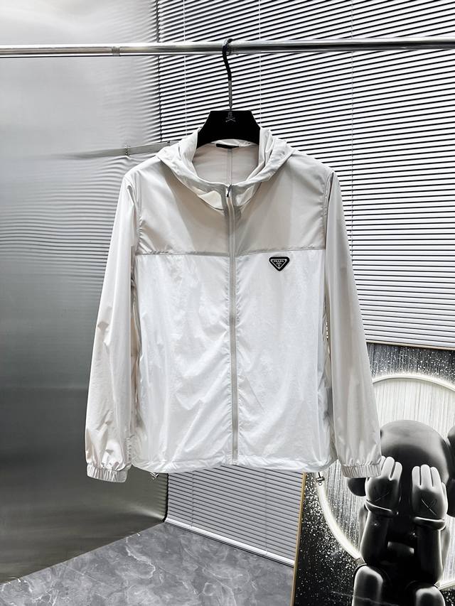 普拉达 prada 2025新品夏季防晒服，时尚帅气，简约百搭款，胸前精致图案Logo，定制原版面料，不仅挺括，保持潮流的廓形，又穿着舒适，纱织更细腻，码数M-