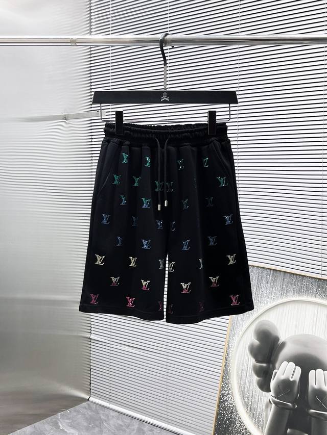路易威登 Lv 2025夏季新款 短裤 休闲裤，高端版本！专柜定制面料 透气舒适度高，细节无可挑剔，品牌元素设计理念，体现高品质。手感细腻柔软！呈现休闲裁剪，上
