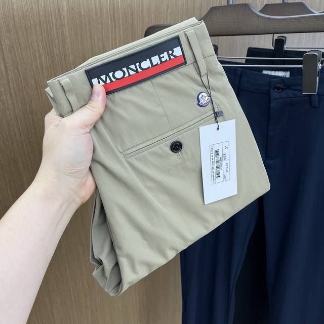 Mon 2540Ss春夏新品，官网同步有售，男士高端商务休闲西裤，高端进口面料，带弹力，后面采用硅胶字母压胶，五搭配，即经典又时尚，合体裁缝，上身效果无约束感
