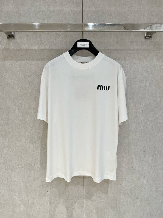 Miu家* 25Ss春夏新款首发专柜最新款短袖圆领T恤 高端订制 设计前卫时尚！品牌Logo重工艺设计 高端定制230克面料.手感柔软.穿着舒适.专柜级别精致车