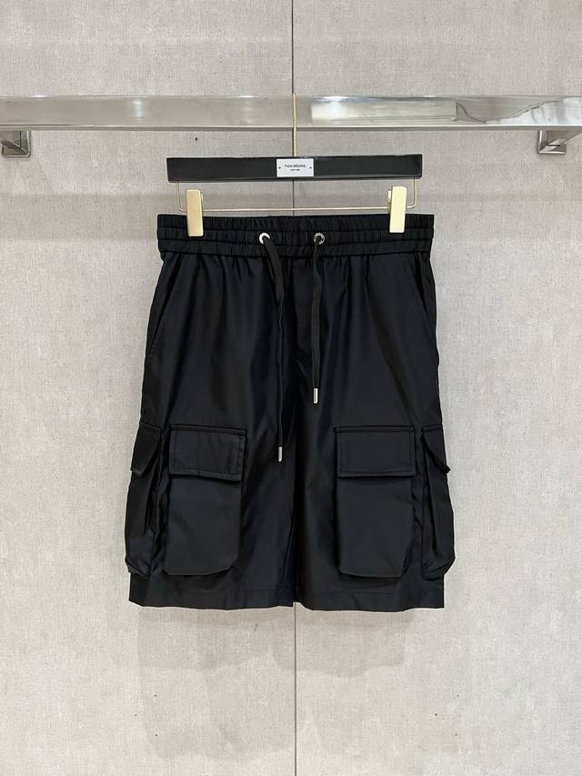 普拉达 5S 春夏新款休闲短裤 定制面料 定制Logo ，舒适度极好，手触感强烈。辨识度极高 定制进口面料 做工精细 ：码数 M-3Xl。