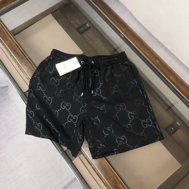Gucci 古驰 2025最新款短裤沙滩裤沙滩旅游必备常年有货！！高订制原版五金！ 上身效果超正，腿部线条完全得到彰显，全客供进口速干面料 纹理 紧致细腻，内衬