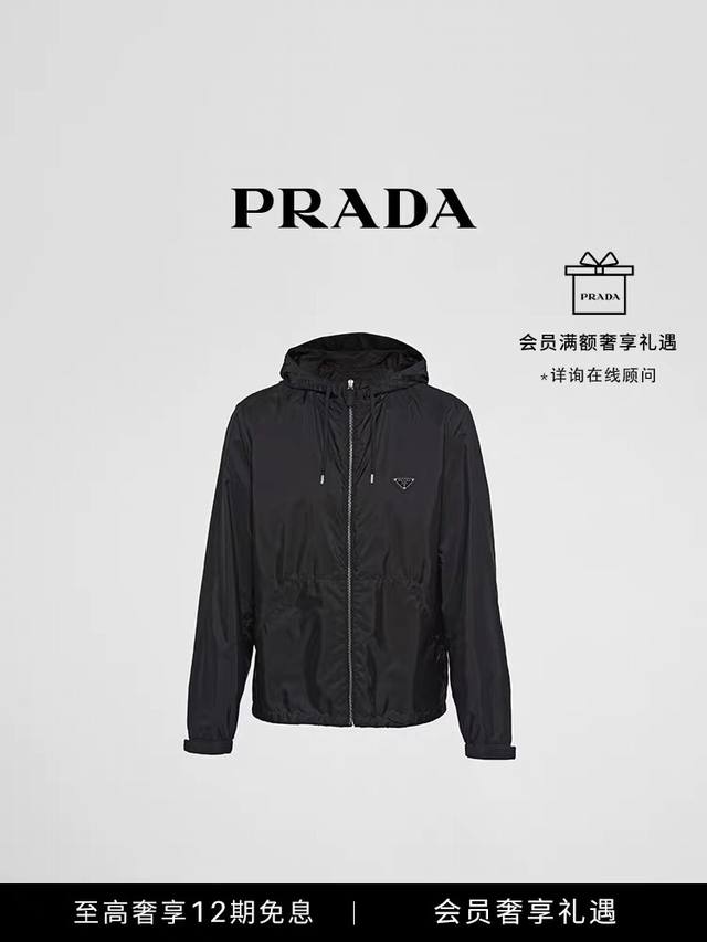 pra普拉再生尼龙薄款夹克外套。尼龙面料的手感密度 高标准的还原 内里做工极其复杂精细、一针一线做工精良 袖口配魔术贴粘扣系带 囊袋式口袋 弹力束绳 胸口三角徽