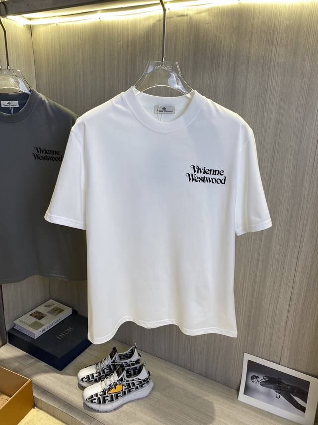 Vw西太后 2025Ss春夏最新款短袖T恤出货啦！！ 2025新款T恤 高版本专用面料 高克重 260G 纯棉面料 上身舒适不失挺阔 针脚刺绣工艺、数字印花、植